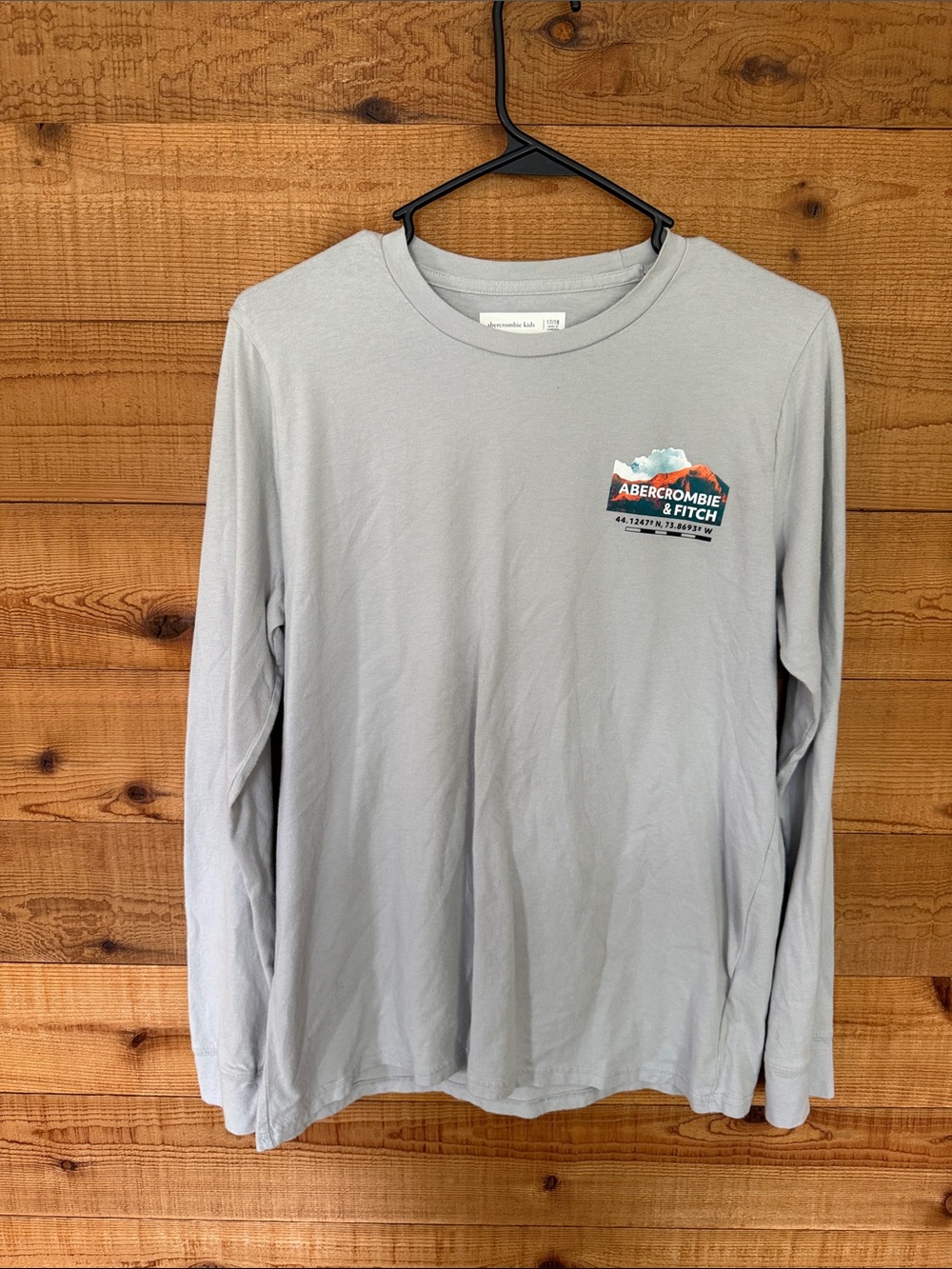 Abercrombie & Fitch Men’s Light Gray Long-Sleeve Crew with Chest Logo